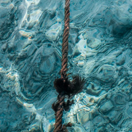 corde sous eau bleue