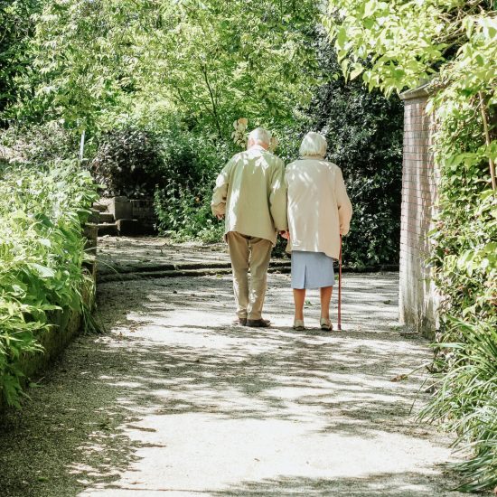 couple agé de dos