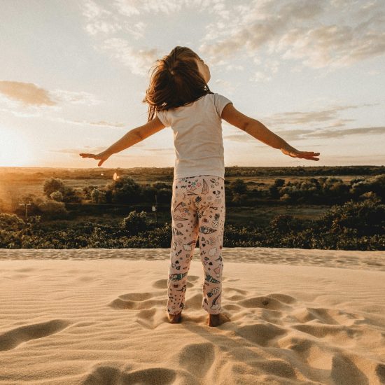 jeune fille de dos sur sable